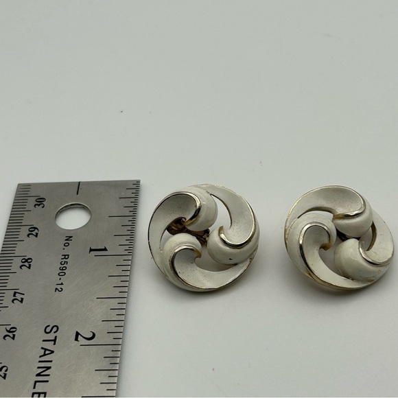 Vintage Trifari White Swirl Cream Clip On Earrings Gold Tone Filigree Statement - Picture 7 of 7